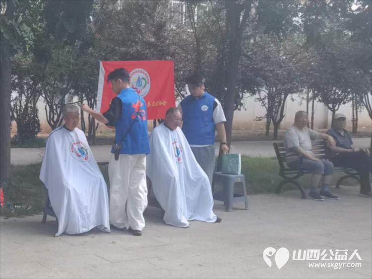 长治市小雨点公益志愿者协会组织志愿者进行便民服务志愿者为居民们义务理发活动 - 第5张 - 山西公益人 长治市小雨点公益志愿者协会组织志愿者进行便民服务志愿者为居民们义务理发活动 - 第5张