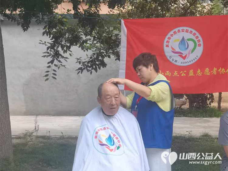 长治市小雨点公益志愿者协会组织志愿者进行便民服务志愿者为居民们义务理发活动 - 第7张 - 山西公益人 长治市小雨点公益志愿者协会组织志愿者进行便民服务志愿者为居民们义务理发活动 - 第7张