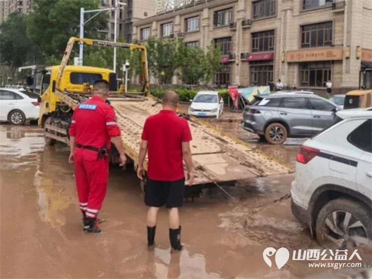 连夜强降雨致离石城区内涝----吕梁市中志协救援队闻令即战全力抢险清淤在滨河北东路丽景湾路段集中开展路面淤泥清理垃圾清运倒伏绿植处置等工作 - 第6张