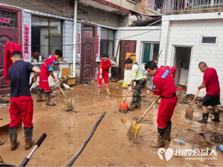 连夜强降雨致离石城区内涝----吕梁市中志协救援队闻令即战全力抢险清淤在滨河北东路丽景湾路段集中开展路面淤泥清理垃圾清运倒伏绿植处置等工作 - 第4张