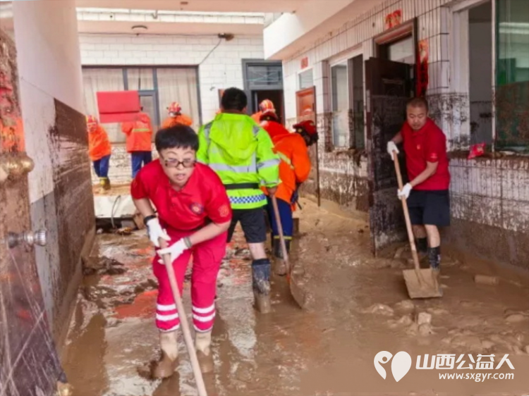 连夜强降雨致离石城区内涝----吕梁市中志协救援队闻令即战全力抢险清淤在滨河北东路丽景湾路段集中开展路面淤泥清理垃圾清运倒伏绿植处置等工作 - 第3张