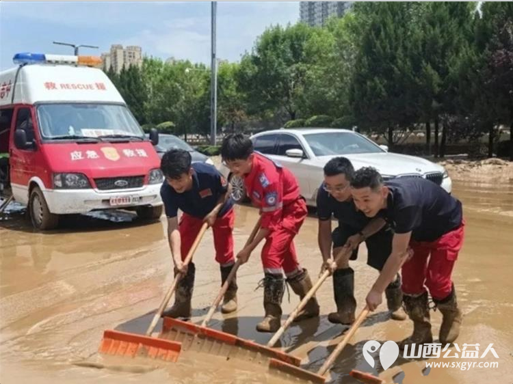 连夜强降雨致离石城区内涝----吕梁市中志协救援队闻令即战全力抢险清淤在滨河北东路丽景湾路段集中开展路面淤泥清理垃圾清运倒伏绿植处置等工作 - 第5张
