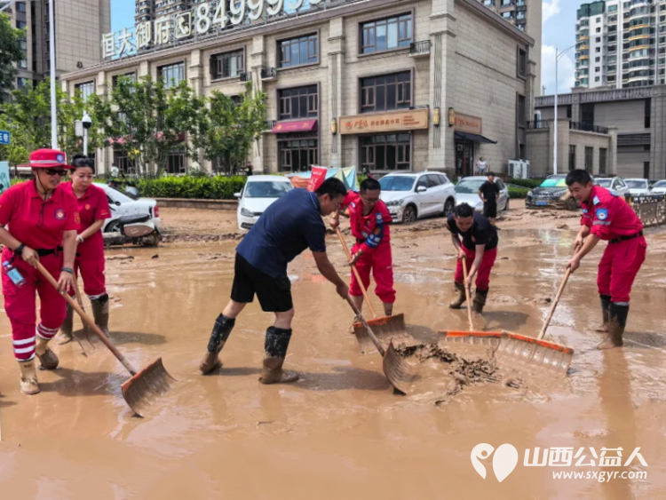 连夜强降雨致离石城区内涝----吕梁市中志协救援队闻令即战全力抢险清淤在滨河北东路丽景湾路段集中开展路面淤泥清理垃圾清运倒伏绿植处置等工作 - 第2张