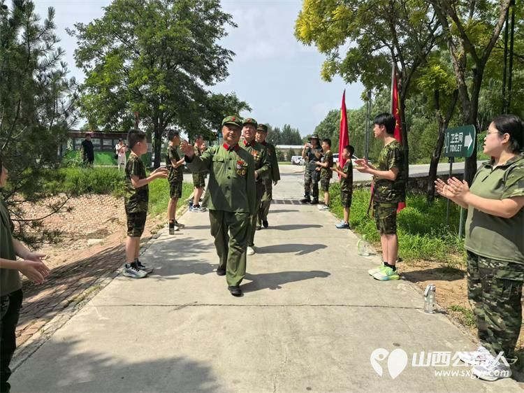 迎八一敬老兵太原市烛光志愿者服务中心厚植爱国拥军情怀邀请老兵前辈们登上讲台追忆峥嵘岁月现场还举行爱心物资捐赠一份份慰问物资传递着敬意与温情 - 第7张