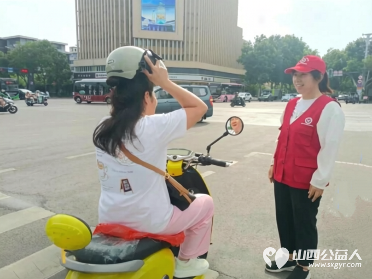 党建引领聚合力志愿服务进社区----临汾市文明交通志愿者协会庆八一文明实践活动开展文明交通劝导交通安全普法宣传垃圾分类志愿服务以实际行动助力文明城市创建 - 第3张 - 山西公益人 党建引领聚合力志愿服务进社区----临汾市文明交通志愿者协会庆八一文明实践活动开展文明交通劝导交通安全普法宣传垃圾分类志愿服务以实际行动助力文明城市创建 - 第3张