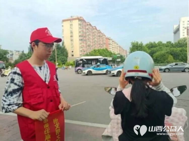 党建引领聚合力志愿服务进社区----临汾市文明交通志愿者协会庆八一文明实践活动开展文明交通劝导交通安全普法宣传垃圾分类志愿服务以实际行动助力文明城市创建 - 第8张 - 山西公益人 党建引领聚合力志愿服务进社区----临汾市文明交通志愿者协会庆八一文明实践活动开展文明交通劝导交通安全普法宣传垃圾分类志愿服务以实际行动助力文明城市创建 - 第8张