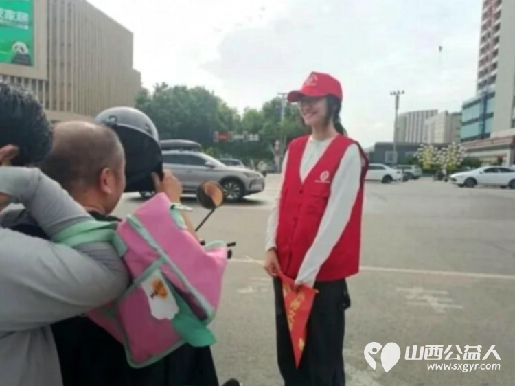 党建引领聚合力志愿服务进社区----临汾市文明交通志愿者协会庆八一文明实践活动开展文明交通劝导交通安全普法宣传垃圾分类志愿服务以实际行动助力文明城市创建 - 第9张 - 山西公益人 党建引领聚合力志愿服务进社区----临汾市文明交通志愿者协会庆八一文明实践活动开展文明交通劝导交通安全普法宣传垃圾分类志愿服务以实际行动助力文明城市创建 - 第9张
