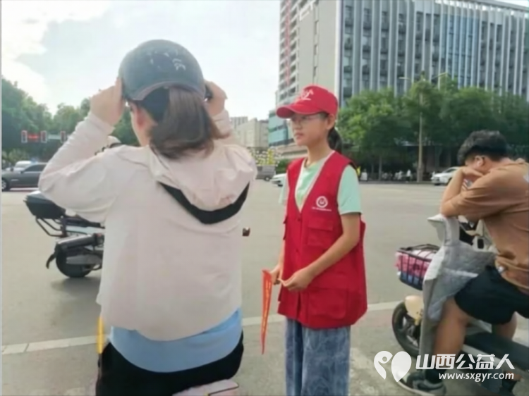 党建引领聚合力志愿服务进社区----临汾市文明交通志愿者协会庆八一文明实践活动开展文明交通劝导交通安全普法宣传垃圾分类志愿服务以实际行动助力文明城市创建 - 第7张 - 山西公益人 党建引领聚合力志愿服务进社区----临汾市文明交通志愿者协会庆八一文明实践活动开展文明交通劝导交通安全普法宣传垃圾分类志愿服务以实际行动助力文明城市创建 - 第7张