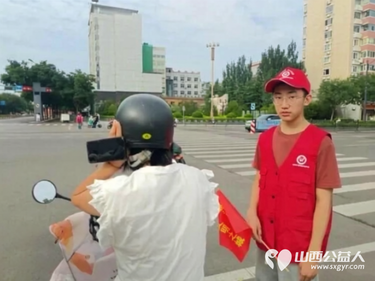 党建引领聚合力志愿服务进社区----临汾市文明交通志愿者协会庆八一文明实践活动开展文明交通劝导交通安全普法宣传垃圾分类志愿服务以实际行动助力文明城市创建 - 第5张 - 山西公益人 党建引领聚合力志愿服务进社区----临汾市文明交通志愿者协会庆八一文明实践活动开展文明交通劝导交通安全普法宣传垃圾分类志愿服务以实际行动助力文明城市创建 - 第5张