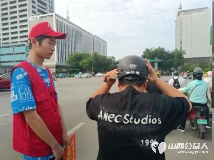 党建引领聚合力志愿服务进社区----临汾市文明交通志愿者协会庆八一文明实践活动开展文明交通劝导交通安全普法宣传垃圾分类志愿服务以实际行动助力文明城市创建 - 第4张 - 山西公益人 党建引领聚合力志愿服务进社区----临汾市文明交通志愿者协会庆八一文明实践活动开展文明交通劝导交通安全普法宣传垃圾分类志愿服务以实际行动助力文明城市创建 - 第4张