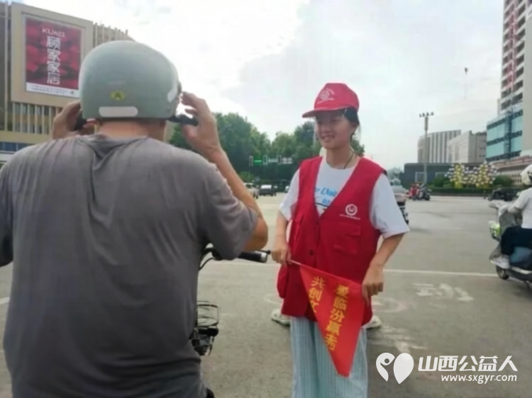 党建引领聚合力志愿服务进社区----临汾市文明交通志愿者协会庆八一文明实践活动开展文明交通劝导交通安全普法宣传垃圾分类志愿服务以实际行动助力文明城市创建 - 第6张 - 山西公益人 党建引领聚合力志愿服务进社区----临汾市文明交通志愿者协会庆八一文明实践活动开展文明交通劝导交通安全普法宣传垃圾分类志愿服务以实际行动助力文明城市创建 - 第6张