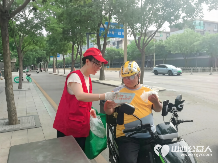 党建引领聚合力志愿服务进社区----临汾市文明交通志愿者协会庆八一文明实践活动开展文明交通劝导交通安全普法宣传垃圾分类志愿服务以实际行动助力文明城市创建 - 第12张 - 山西公益人 党建引领聚合力志愿服务进社区----临汾市文明交通志愿者协会庆八一文明实践活动开展文明交通劝导交通安全普法宣传垃圾分类志愿服务以实际行动助力文明城市创建 - 第12张