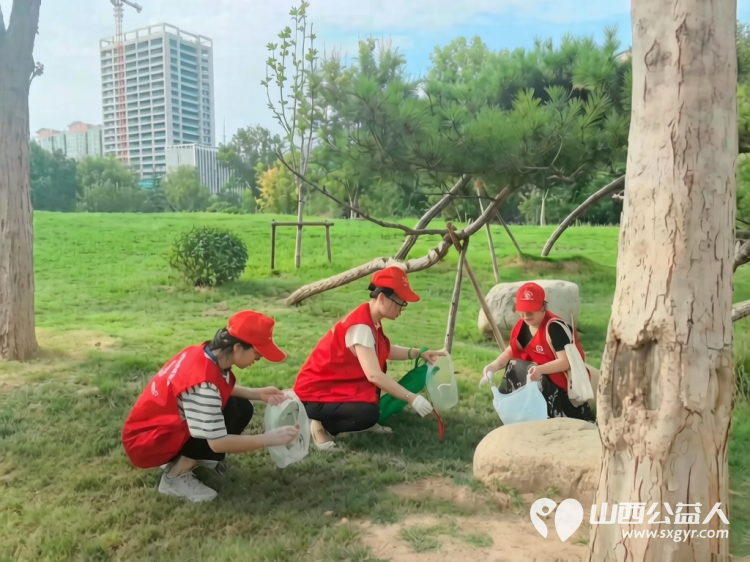 党建引领聚合力志愿服务进社区----临汾市文明交通志愿者协会庆八一文明实践活动开展文明交通劝导交通安全普法宣传垃圾分类志愿服务以实际行动助力文明城市创建 - 第21张 - 山西公益人 党建引领聚合力志愿服务进社区----临汾市文明交通志愿者协会庆八一文明实践活动开展文明交通劝导交通安全普法宣传垃圾分类志愿服务以实际行动助力文明城市创建 - 第21张