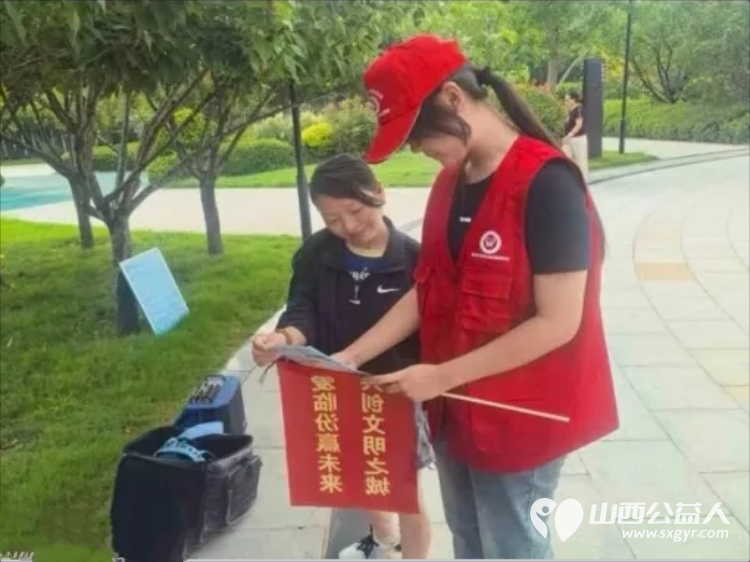 党建引领聚合力志愿服务进社区----临汾市文明交通志愿者协会庆八一文明实践活动开展文明交通劝导交通安全普法宣传垃圾分类志愿服务以实际行动助力文明城市创建 - 第20张 - 山西公益人 党建引领聚合力志愿服务进社区----临汾市文明交通志愿者协会庆八一文明实践活动开展文明交通劝导交通安全普法宣传垃圾分类志愿服务以实际行动助力文明城市创建 - 第20张