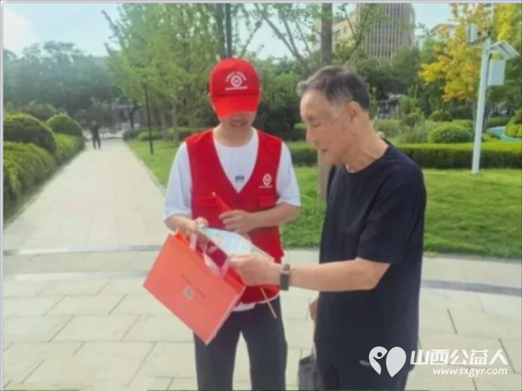 党建引领聚合力志愿服务进社区----临汾市文明交通志愿者协会庆八一文明实践活动开展文明交通劝导交通安全普法宣传垃圾分类志愿服务以实际行动助力文明城市创建 - 第15张 - 山西公益人 党建引领聚合力志愿服务进社区----临汾市文明交通志愿者协会庆八一文明实践活动开展文明交通劝导交通安全普法宣传垃圾分类志愿服务以实际行动助力文明城市创建 - 第15张