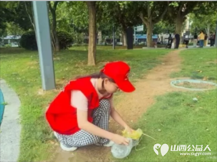 党建引领聚合力志愿服务进社区----临汾市文明交通志愿者协会庆八一文明实践活动开展文明交通劝导交通安全普法宣传垃圾分类志愿服务以实际行动助力文明城市创建 - 第30张 - 山西公益人 党建引领聚合力志愿服务进社区----临汾市文明交通志愿者协会庆八一文明实践活动开展文明交通劝导交通安全普法宣传垃圾分类志愿服务以实际行动助力文明城市创建 - 第30张