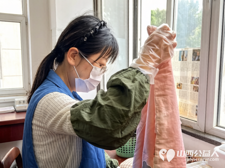 风雨同舟的守护----长治市小雨点公益志愿者协会思源组的志愿者们带着水果持续帮扶困境中的小燕帮助卫生大扫除扫地擦拭整理物品清理卫生死角 - 第1张