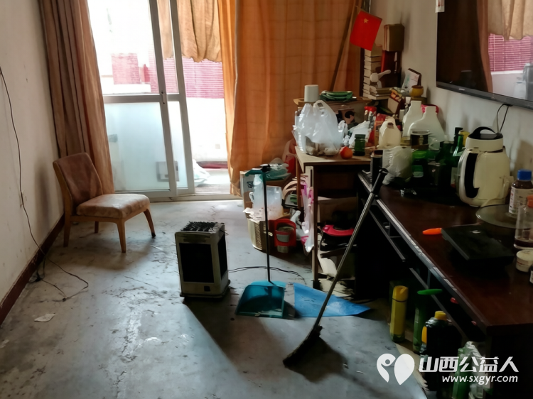 风雨同舟的守护----长治市小雨点公益志愿者协会思源组的志愿者们带着水果持续帮扶困境中的小燕帮助卫生大扫除扫地擦拭整理物品清理卫生死角 - 第6张