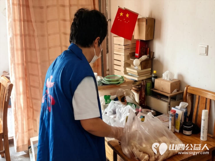 风雨同舟的守护----长治市小雨点公益志愿者协会思源组的志愿者们带着水果持续帮扶困境中的小燕帮助卫生大扫除扫地擦拭整理物品清理卫生死角 - 第4张