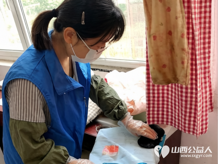 风雨同舟的守护----长治市小雨点公益志愿者协会思源组的志愿者们带着水果持续帮扶困境中的小燕帮助卫生大扫除扫地擦拭整理物品清理卫生死角 - 第3张