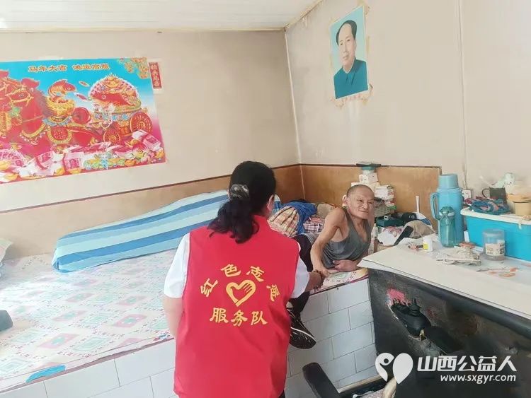 传承红色精神庆八一建军节慰问烈士家属----忻州部分参战老兵与忻州市红色志愿者前往忻府区西张镇岩峰村看望慰问刘成龙烈士83岁高龄的母亲及残疾弟弟刘芳龙 - 第6张