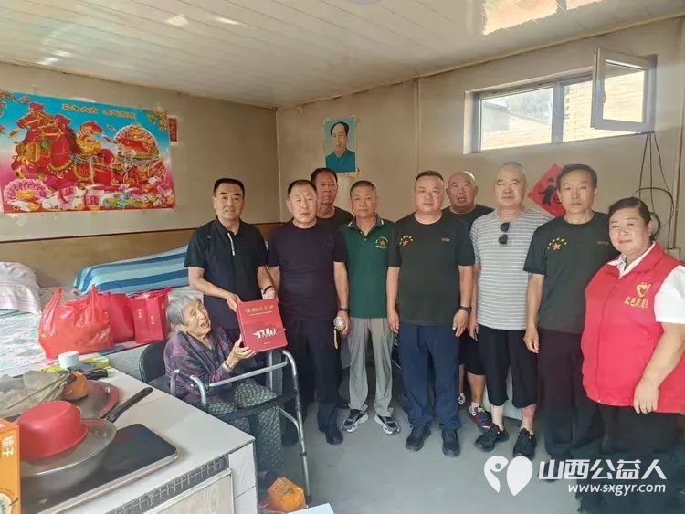 传承红色精神庆八一建军节慰问烈士家属----忻州部分参战老兵与忻州市红色志愿者前往忻府区西张镇岩峰村看望慰问刘成龙烈士83岁高龄的母亲及残疾弟弟刘芳龙 - 第1张