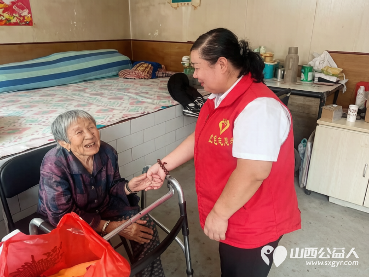 传承红色精神庆八一建军节慰问烈士家属----忻州部分参战老兵与忻州市红色志愿者前往忻府区西张镇岩峰村看望慰问刘成龙烈士83岁高龄的母亲及残疾弟弟刘芳龙 - 第2张