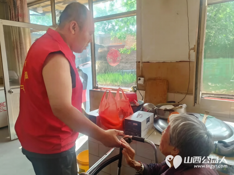 传承红色精神庆八一建军节慰问烈士家属----忻州部分参战老兵与忻州市红色志愿者前往忻府区西张镇岩峰村看望慰问刘成龙烈士83岁高龄的母亲及残疾弟弟刘芳龙 - 第3张