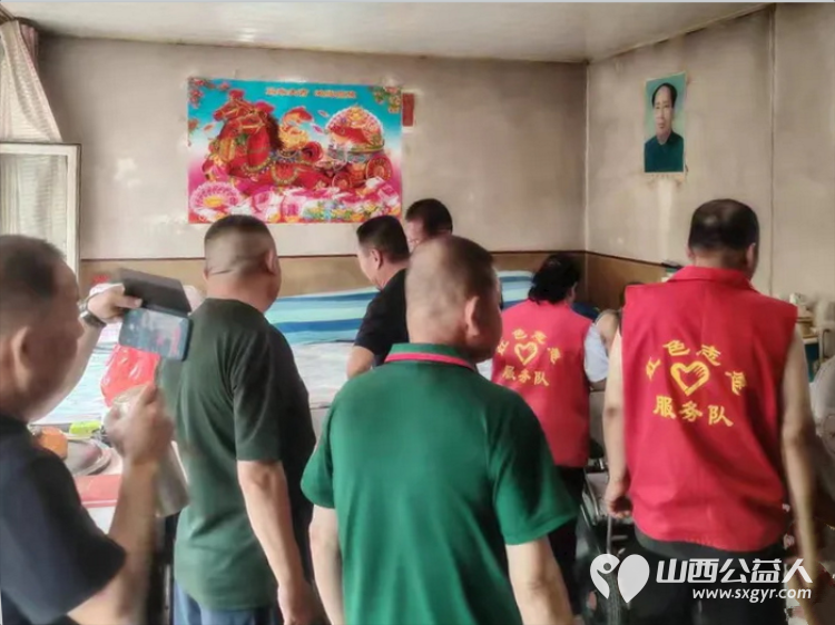 传承红色精神庆八一建军节慰问烈士家属----忻州部分参战老兵与忻州市红色志愿者前往忻府区西张镇岩峰村看望慰问刘成龙烈士83岁高龄的母亲及残疾弟弟刘芳龙 - 第4张