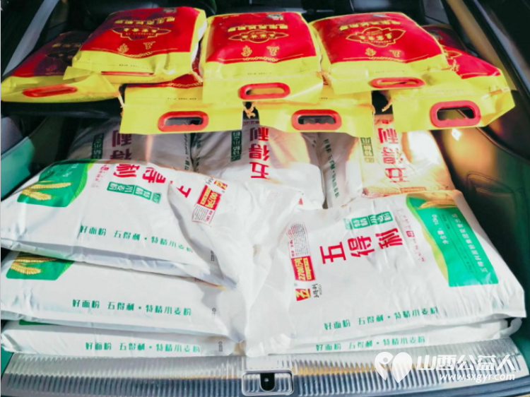 致敬军人情关爱夕阳红----介休市敬老协会八一主题慰问活动慰问退役军人7户准备了米面油等生活慰问品让每一位退役军人都能感受到党和政府的关怀 - 第13张 - 山西公益人 致敬军人情关爱夕阳红----介休市敬老协会八一主题慰问活动慰问退役军人7户准备了米面油等生活慰问品让每一位退役军人都能感受到党和政府的关怀 - 第13张