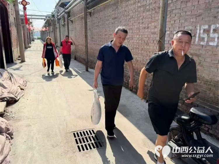 致敬军人情关爱夕阳红----介休市敬老协会八一主题慰问活动慰问退役军人7户准备了米面油等生活慰问品让每一位退役军人都能感受到党和政府的关怀 - 第10张 - 山西公益人 致敬军人情关爱夕阳红----介休市敬老协会八一主题慰问活动慰问退役军人7户准备了米面油等生活慰问品让每一位退役军人都能感受到党和政府的关怀 - 第10张