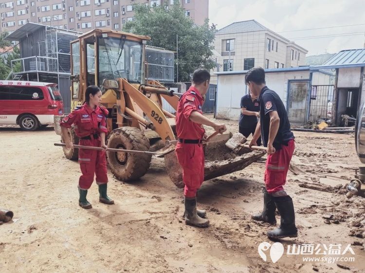 闻汛接续奋战 清淤消杀暖民心|吕梁市中志协救援队双线开展离石灾后帮扶工作火速集结队员前往苏家村开展入户义务清淤充分展现了民间应急队伍的责任担当 - 第2张 - 山西公益人 闻汛接续奋战 清淤消杀暖民心|吕梁市中志协救援队双线开展离石灾后帮扶工作火速集结队员前往苏家村开展入户义务清淤充分展现了民间应急队伍的责任担当 - 第2张