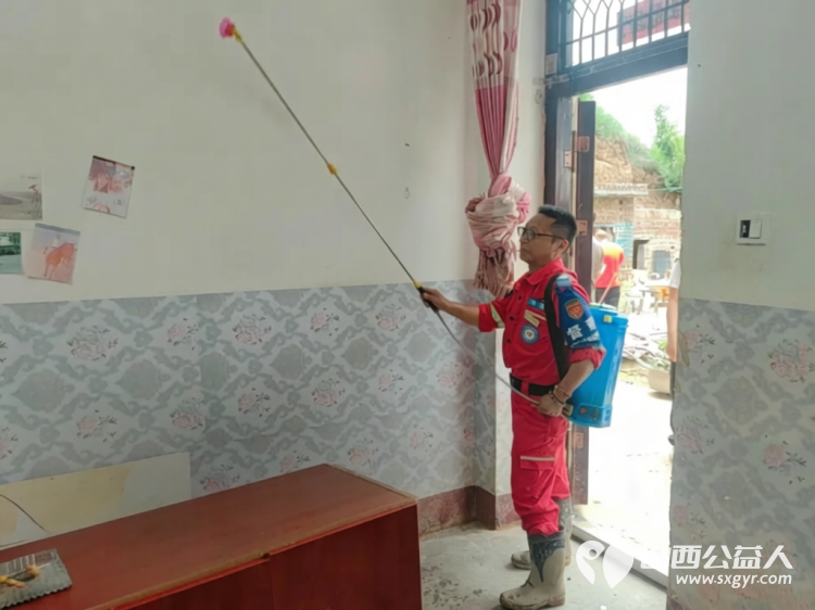 闻汛接续奋战 清淤消杀暖民心|吕梁市中志协救援队双线开展离石灾后帮扶工作火速集结队员前往苏家村开展入户义务清淤充分展现了民间应急队伍的责任担当 - 第5张 - 山西公益人 闻汛接续奋战 清淤消杀暖民心|吕梁市中志协救援队双线开展离石灾后帮扶工作火速集结队员前往苏家村开展入户义务清淤充分展现了民间应急队伍的责任担当 - 第5张