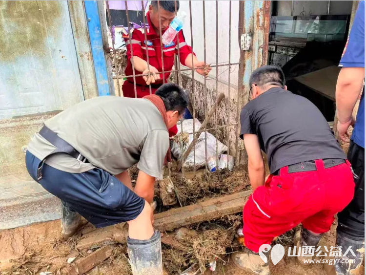 闻汛接续奋战 清淤消杀暖民心|吕梁市中志协救援队双线开展离石灾后帮扶工作火速集结队员前往苏家村开展入户义务清淤充分展现了民间应急队伍的责任担当 - 第3张 - 山西公益人 闻汛接续奋战 清淤消杀暖民心|吕梁市中志协救援队双线开展离石灾后帮扶工作火速集结队员前往苏家村开展入户义务清淤充分展现了民间应急队伍的责任担当 - 第3张