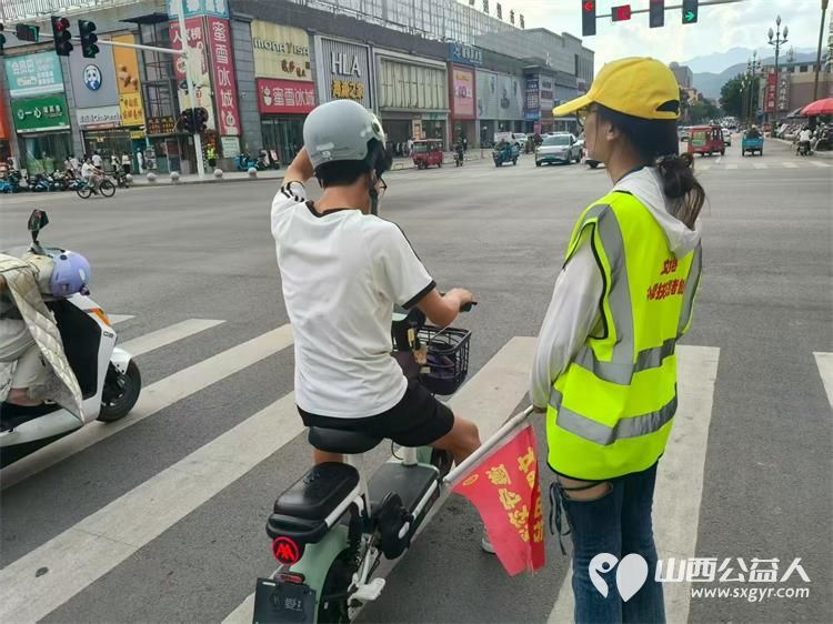 文水县爱心帮扶志愿者协会突击队的志愿者8月1日值守文水东门红绿灯下疏导交通维护通行秩序劝导市民文明出行遵守交规愿大家平安出行 - 第9张