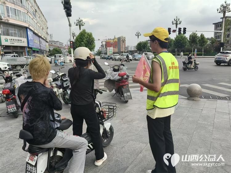 文水县爱心帮扶志愿者协会突击队的志愿者8月1日值守文水东门红绿灯下疏导交通维护通行秩序劝导市民文明出行遵守交规愿大家平安出行 - 第7张