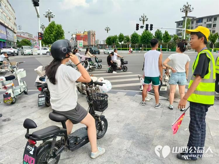 文水县爱心帮扶志愿者协会突击队的志愿者8月1日值守文水东门红绿灯下疏导交通维护通行秩序劝导市民文明出行遵守交规愿大家平安出行 - 第6张