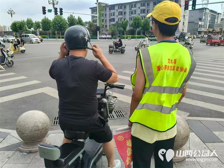 文水县爱心帮扶志愿者协会突击队的志愿者8月1日值守文水东门红绿灯下疏导交通维护通行秩序劝导市民文明出行遵守交规愿大家平安出行 - 第3张