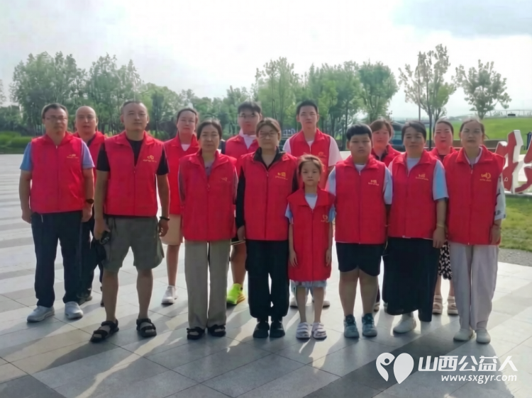 携手童心护生态文明宣传进公园----忻州市爱心公益协会牧马河生态公园志愿服务顺利开展50余名志愿者与福利院儿童结对同行捡拾纸屑塑料瓶烟头等废弃物在劳动实践中体会公益价值 - 第3张 - 山西公益人 携手童心护生态文明宣传进公园----忻州市爱心公益协会牧马河生态公园志愿服务顺利开展50余名志愿者与福利院儿童结对同行捡拾纸屑塑料瓶烟头等废弃物在劳动实践中体会公益价值 - 第3张