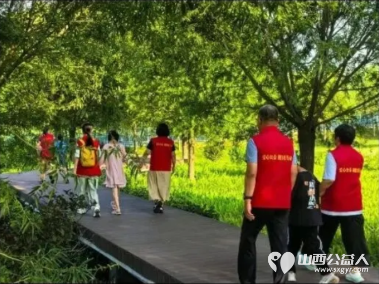 携手童心护生态文明宣传进公园----忻州市爱心公益协会牧马河生态公园志愿服务顺利开展50余名志愿者与福利院儿童结对同行捡拾纸屑塑料瓶烟头等废弃物在劳动实践中体会公益价值 - 第9张 - 山西公益人 携手童心护生态文明宣传进公园----忻州市爱心公益协会牧马河生态公园志愿服务顺利开展50余名志愿者与福利院儿童结对同行捡拾纸屑塑料瓶烟头等废弃物在劳动实践中体会公益价值 - 第9张