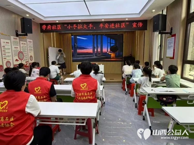 托管首周在学府社区遇见多彩暑假----吕梁市离石区青年志愿者协会受西属巴街道学府社区邀约承接社区暑期托管服务课业陪护安全科普传统文化艺术美育红色研学相互融合教学 - 第2张