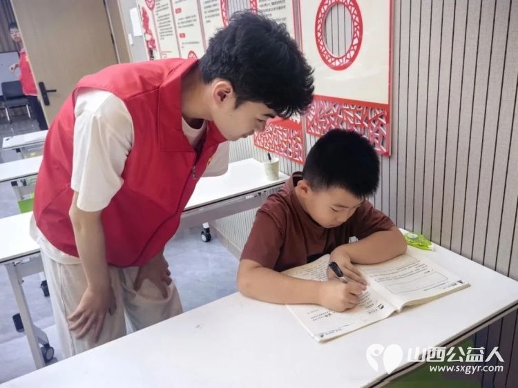 托管首周在学府社区遇见多彩暑假----吕梁市离石区青年志愿者协会受西属巴街道学府社区邀约承接社区暑期托管服务课业陪护安全科普传统文化艺术美育红色研学相互融合教学 - 第7张