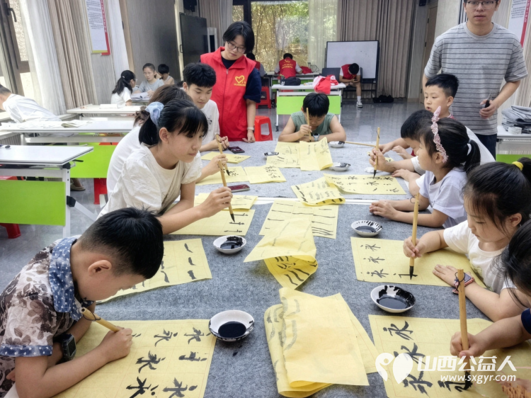 托管首周在学府社区遇见多彩暑假----吕梁市离石区青年志愿者协会受西属巴街道学府社区邀约承接社区暑期托管服务课业陪护安全科普传统文化艺术美育红色研学相互融合教学 - 第4张