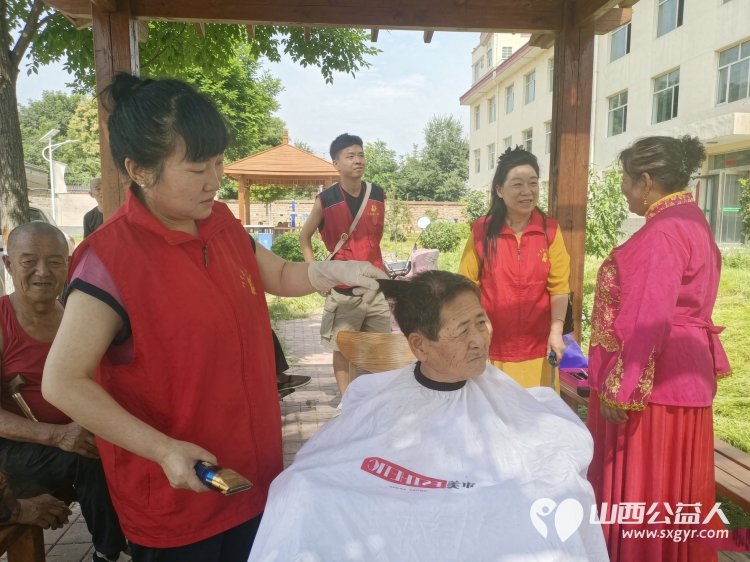情暖八一致敬军魂----忻州市忻府区阳光爱心公益志愿服务队走进福寿康老年公寓为老军人们修剪头发修整指甲认真聆听老兵回忆往昔峥嵘岁月 - 第4张 - 山西公益人 情暖八一致敬军魂----忻州市忻府区阳光爱心公益志愿服务队走进福寿康老年公寓为老军人们修剪头发修整指甲认真聆听老兵回忆往昔峥嵘岁月 - 第4张