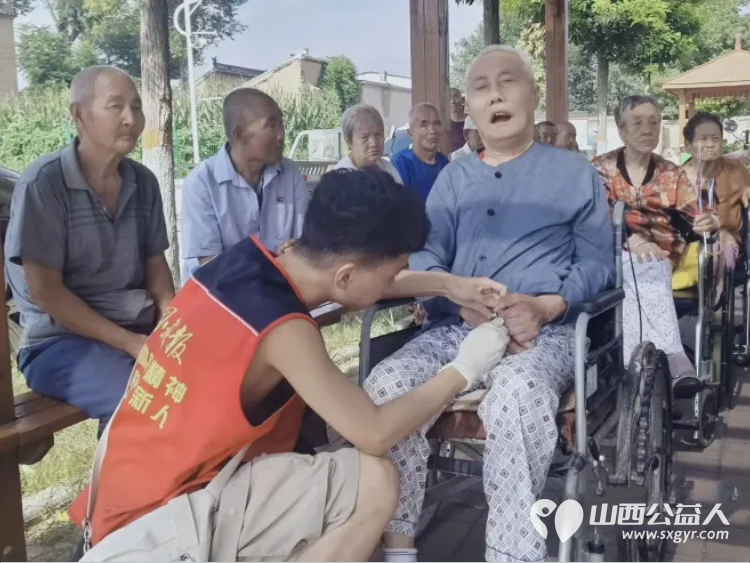 情暖八一致敬军魂----忻州市忻府区阳光爱心公益志愿服务队走进福寿康老年公寓为老军人们修剪头发修整指甲认真聆听老兵回忆往昔峥嵘岁月 - 第5张 - 山西公益人 情暖八一致敬军魂----忻州市忻府区阳光爱心公益志愿服务队走进福寿康老年公寓为老军人们修剪头发修整指甲认真聆听老兵回忆往昔峥嵘岁月 - 第5张