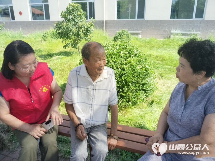 情暖八一致敬军魂----忻州市忻府区阳光爱心公益志愿服务队走进福寿康老年公寓为老军人们修剪头发修整指甲认真聆听老兵回忆往昔峥嵘岁月 - 第3张 - 山西公益人 情暖八一致敬军魂----忻州市忻府区阳光爱心公益志愿服务队走进福寿康老年公寓为老军人们修剪头发修整指甲认真聆听老兵回忆往昔峥嵘岁月 - 第3张