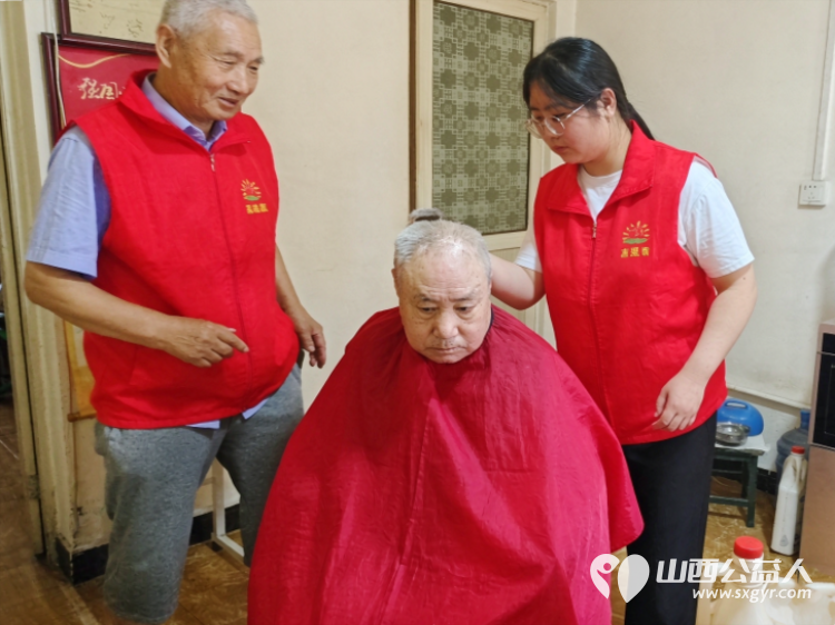 温情暖夕阳志愿护银发----长治市阳光困境儿童帮扶协会走进福乐养老院开展义务理发志愿服务让养老院的老人们真切感受到来自社会公益组织的关爱 - 第2张 - 山西公益人 温情暖夕阳志愿护银发----长治市阳光困境儿童帮扶协会走进福乐养老院开展义务理发志愿服务让养老院的老人们真切感受到来自社会公益组织的关爱 - 第2张