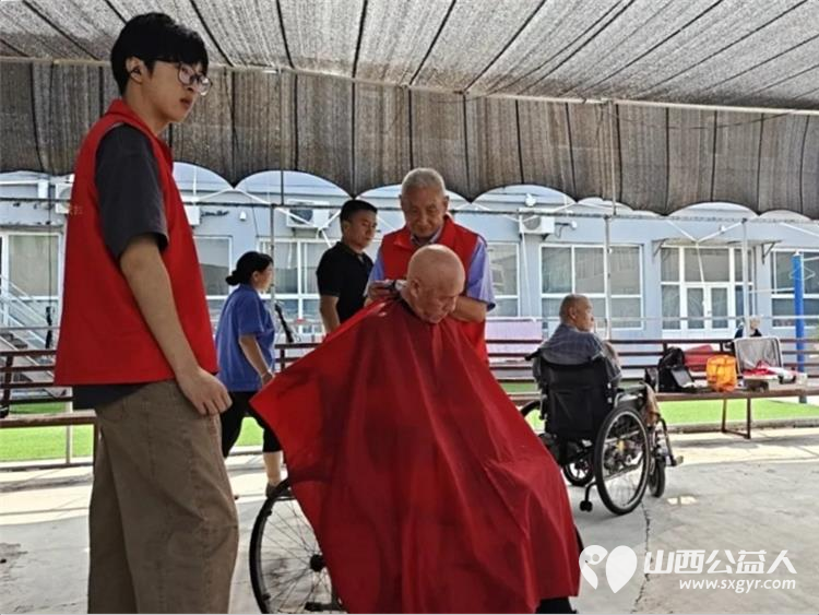 温情暖夕阳志愿护银发----长治市阳光困境儿童帮扶协会走进福乐养老院开展义务理发志愿服务让养老院的老人们真切感受到来自社会公益组织的关爱 - 第4张 - 山西公益人 温情暖夕阳志愿护银发----长治市阳光困境儿童帮扶协会走进福乐养老院开展义务理发志愿服务让养老院的老人们真切感受到来自社会公益组织的关爱 - 第4张