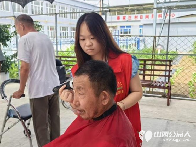 温情暖夕阳志愿护银发----长治市阳光困境儿童帮扶协会走进福乐养老院开展义务理发志愿服务让养老院的老人们真切感受到来自社会公益组织的关爱 - 第10张 - 山西公益人 温情暖夕阳志愿护银发----长治市阳光困境儿童帮扶协会走进福乐养老院开展义务理发志愿服务让养老院的老人们真切感受到来自社会公益组织的关爱 - 第10张