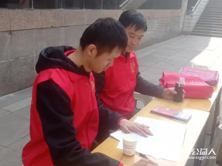 热血传递大爱志愿守护文明|长治市阳光困境儿童帮扶协会在长钢工会门口无偿献血志愿服务圆满收官 - 第4张 - 山西公益人 热血传递大爱志愿守护文明|长治市阳光困境儿童帮扶协会在长钢工会门口无偿献血志愿服务圆满收官 - 第4张